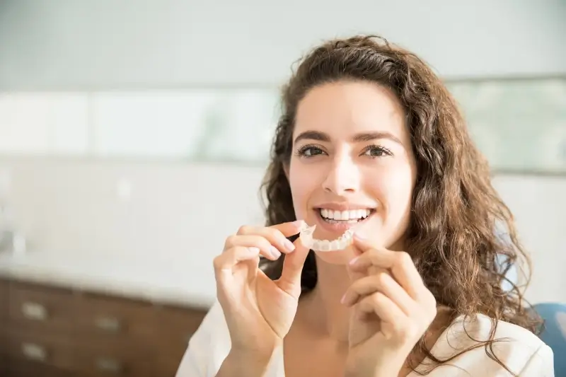 Czym się różni Clear Aligner od Invisalign?